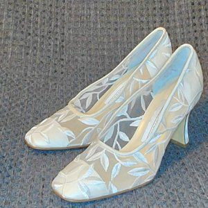 Valerie Stevens Lace Woman's High Heel Shoes Size 7.5